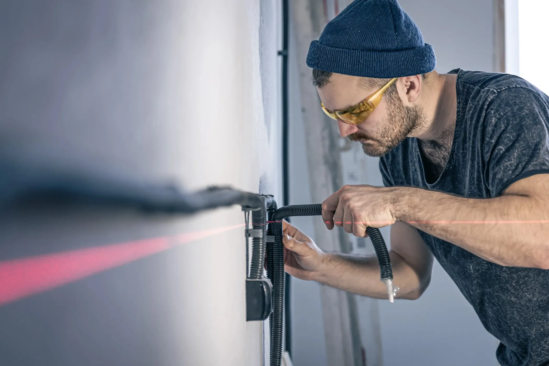 Handwerker untersucht eine Rohrverunreinigung für den Kunden in Not